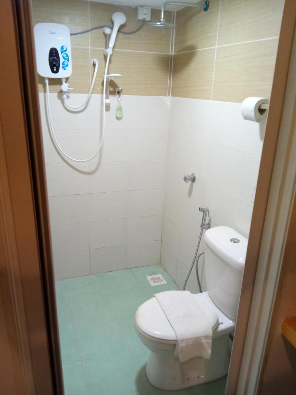 The Serai Cottage Transit Hotel Kampong Gong Badak Bagian luar foto