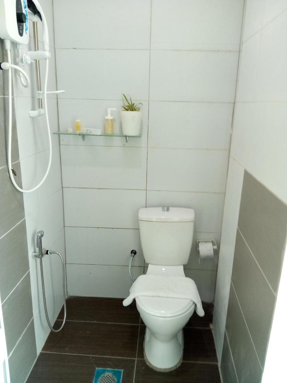 The Serai Cottage Transit Hotel Kampong Gong Badak Bagian luar foto