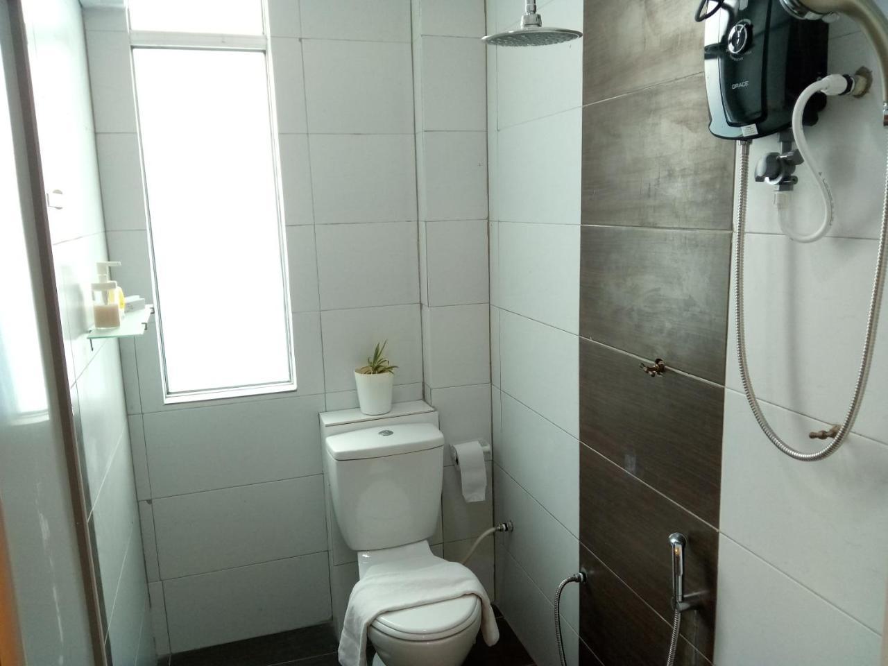 The Serai Cottage Transit Hotel Kampong Gong Badak Bagian luar foto