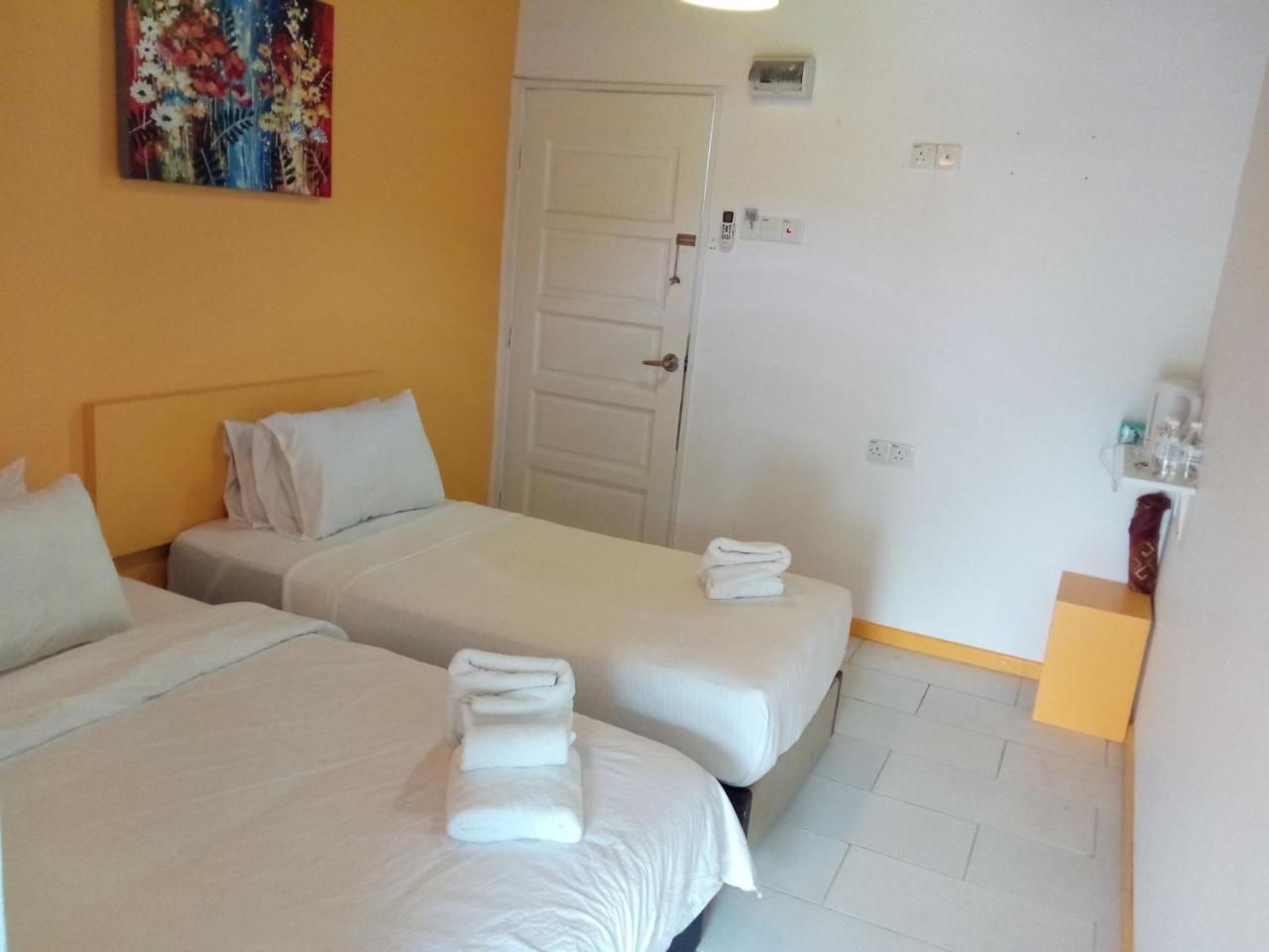 The Serai Cottage Transit Hotel Kampong Gong Badak Bagian luar foto
